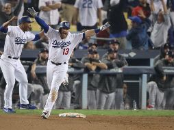 Max Muncy celebra después de terminar con el juego que superó por casi dos horas el récord de duración en la historia de la Serie Mundial. EFE