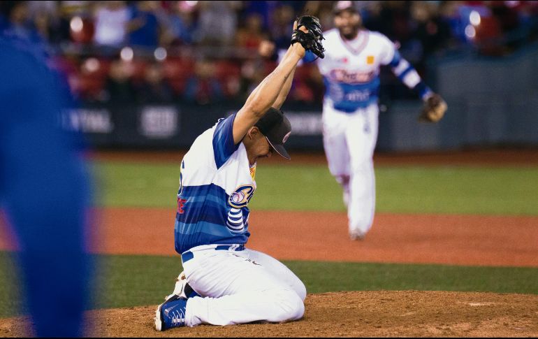 Así celebró Orlando Lara al concluir el partido ante Mexicali, haciendo historia al lanzar el primer sin hit ni carrera desde el regreso de la novena jalisciense al profesionalismo. CHARROS DE JALISCO