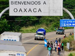 Al llegar al lugar, la Iglesia católica les brinda alimentos y agua, mientras que la Iglesia nazarena, que los acompaña desde Chiapas, ofrece medicinas y curaciones. Habitantes de las comunidades también dan ropa y agua a los extranjeros. NTX / J. Lira