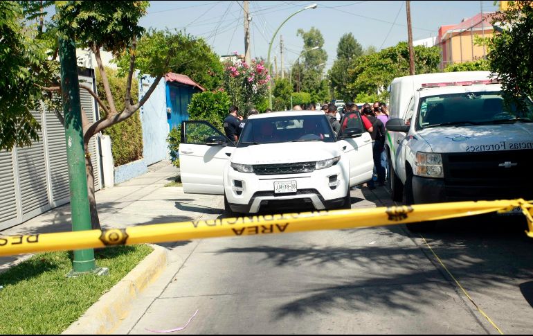 El vehículo fue trasladado a las instalaciones del Instituto Jalisciense de Ciencias Forenses con los restos humanos aún dentro para preservar los indicios. EL INFORMADOR/ARCHIVO
