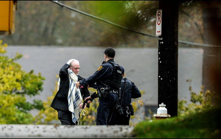 Bowers accedió al templo de la Congregación del Árbol de la Vida y comenzó a disparar de manera indiscriminada al tiempo que gritaba: 