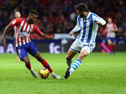 El defensa de la Real Sociedad Raúl Navas (d) lucha con el francés Thomas Lemar, del Atlético de Madrid, durante el partido. EFE/R. Jiménez