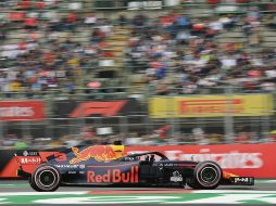 Daniel Ricciardo conduce su Red Bull durante la sesión de calificación realizada ayer en el Autódromo Hermanos Rodríguez. EFE