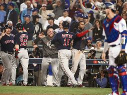 Jugadores de los Medias Rojas celebran tras su victoria de ayer ante los Dodgers. AP