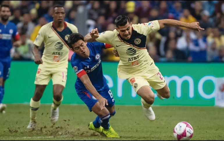 Javier Salas de Cruz Azul y Henry Martín de América luchan por el balón. MEXSPORT