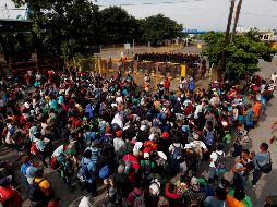 Los inmigrantes han dicho que pueden permanecer hasta tres días en el puente internacional con tal de que puedan ser atendidos. EFE / E. Biba