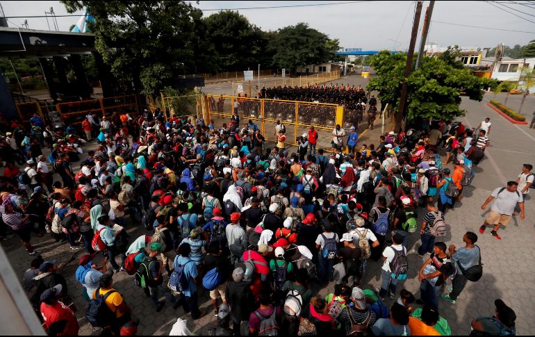 Los inmigrantes han dicho que pueden permanecer hasta tres días en el puente internacional con tal de que puedan ser atendidos. EFE / E. Biba
