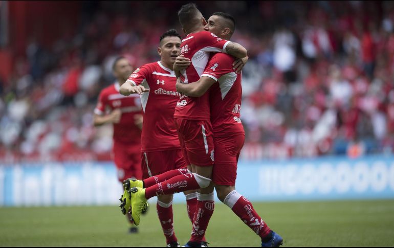 Jugadores del Toluca celebran su triunfo ante Querétaro en el estadio Nemesio Díez. MEXSPORT / J. Ramírez