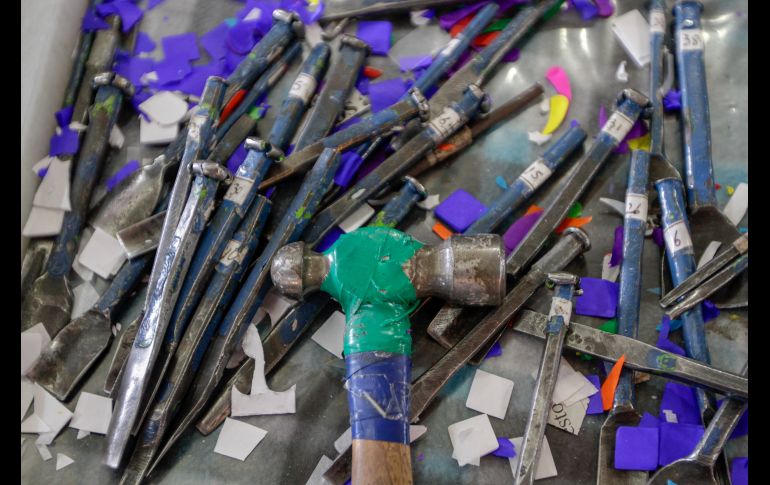 En los talleres trabajan con esmero y dedicación el papel picado, a través del martillo y cinceles para perforarlo. NTX / A. Rodríguez