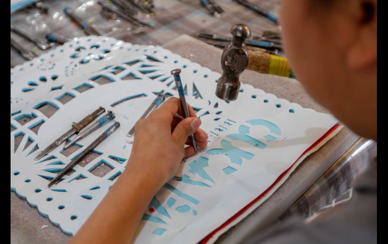 La materia prima que utilizan la compran sobre todo por temporadas para las festividades de septiembre y noviembre, pero estas las realizan desde el mes de julio. NTX / A. Rodríguez