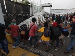 El hondureño recibió el impacto de una bala de goma y falleció cuando era trasladado por bomberos guatemaltecos. EFE / E. Biba