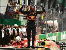 Max Verstappen gana el GP de México por segunda vez consecutiva. En el recuadro, Lewis Hamilton, el flamante campeón de la campaña. EFE