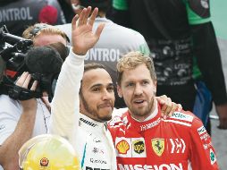 Sebastian Vettel, el rival de toda la temporada, fue a felicitar al campeón Lewis Hamilton. AP