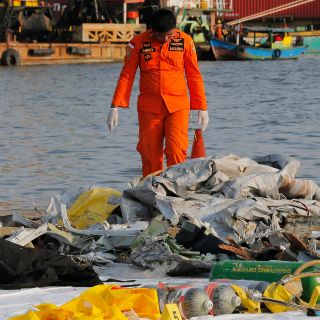 Sin rastro de vida de los 188 ocupantes del avión estrellado en Indonesia