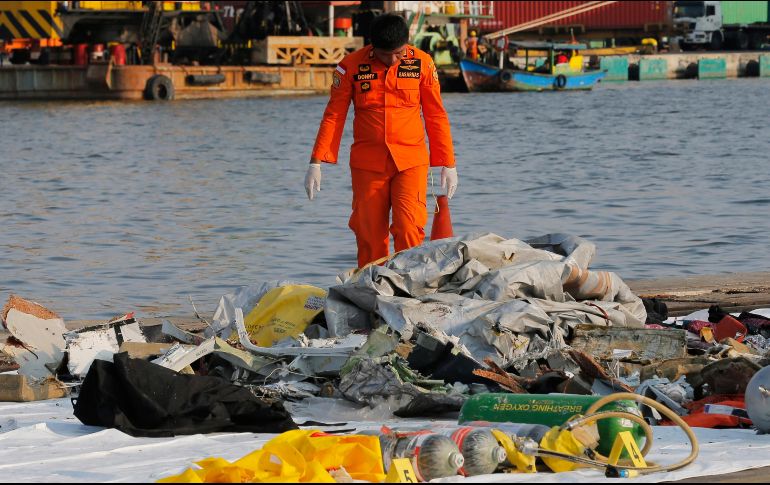 Partes del avión y algunas de las pertenencias de los ocupantes son halladas a unos ocho kilómetros al este del cabo Tanjung Karawang; sin embargo, la mayoría del fuselaje del avión todavía no ha sido encontrado. AP / T. Syuflana