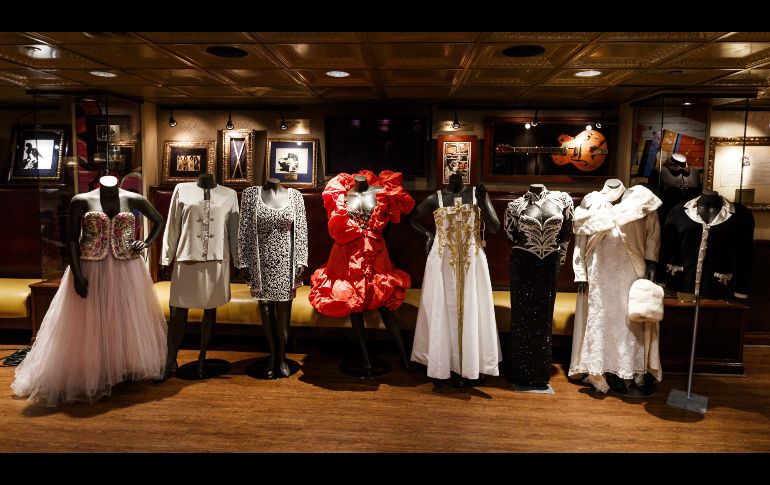 Varios vestidos de la fallecida 