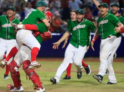 En un lapso de cuatro años, México pasó de ser el peor equipo del torneo a ser el campeón. EFE / R. Maldonado