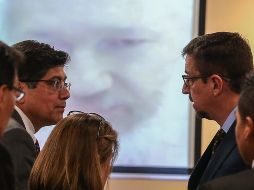 El canciller de Ecuador, José Valencia (2i), habla con participantes en una audiencia, donde la Justicia ecuatoriana rechazó una acción de protección constitucional solicitada por Julian Assange. EFE/J. Jácome