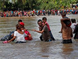 La Policía Federal de México informó en sus redes sociales que rescataron a un hombre que estaba siendo arrastrado por la corriente del río al intentar cruzar sin saber nadar. EFE / E. Biba