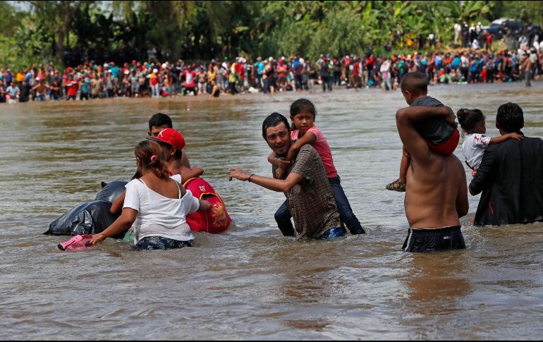La Policía Federal de México informó en sus redes sociales que rescataron a un hombre que estaba siendo arrastrado por la corriente del río al intentar cruzar sin saber nadar. EFE / E. Biba