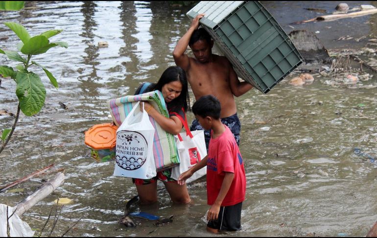 Una familia sale de la isla de Luzón. EFE/N. Maribojoc