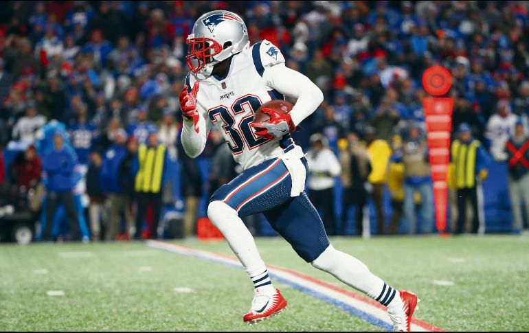 Devin McCourty puso el clavo final sobre el ataúd de los Bills luego de interceptar a Derek Anderson en la zona roja y devolver el ovoide hasta la zona de anotación. AFP / T. Szczerbowski
