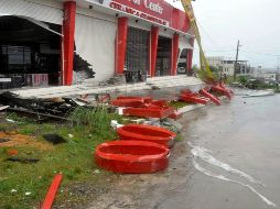 Más de 10 mil residentes se trasladaron a zonas seguras en el norte de Filipinas antes de la llegada del tifón. AP /