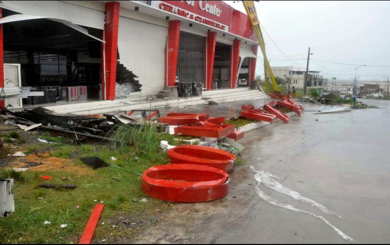 Más de 10 mil residentes se trasladaron a zonas seguras en el norte de Filipinas antes de la llegada del tifón. AP /