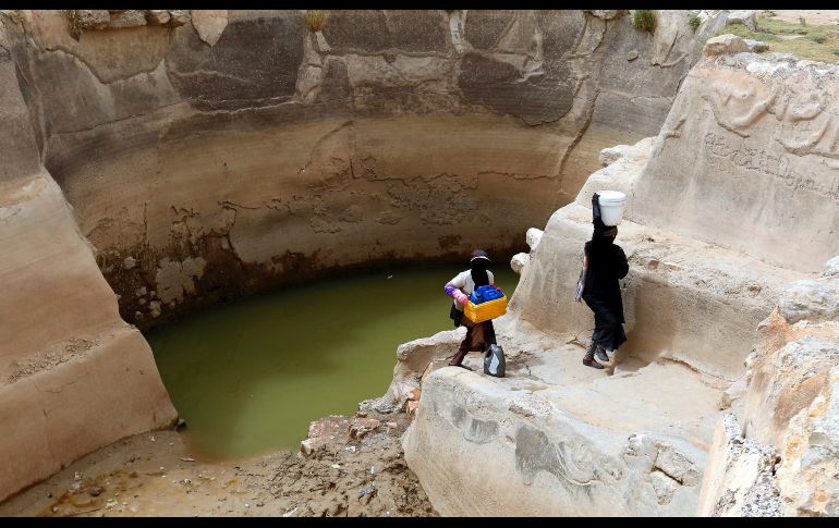 Yemeníes recogen agua de lluvia de un precario embalse en pleno brote de cólera en la región. Se han registrado más de 1.1 millones de casos en los últimos 18 meses, con más de dos mil muertes, que se suman a las más de 100 muertes debido a la difteria. EFE / Y. Arhab