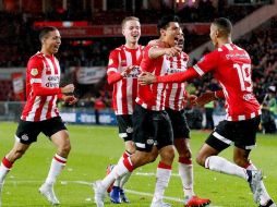 Gutiérrez celebra con sus compañeros tras abrir el marcador. TWITTER/PSV