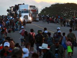 A pesar de que se buscó una mejor organización para avanzar en caravana, muchos avanzan por distintas rutas, algunos se dirigen hacia los municipios istmeños de Matías Romero, Ciudad Ixtepec y Juchitán. NTX / F. Estrada