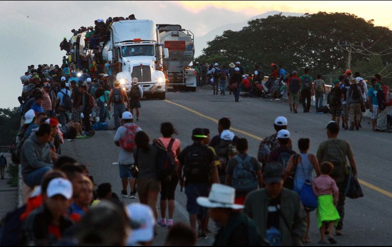 A pesar de que se buscó una mejor organización para avanzar en caravana, muchos avanzan por distintas rutas, algunos se dirigen hacia los municipios istmeños de Matías Romero, Ciudad Ixtepec y Juchitán. NTX / F. Estrada