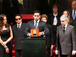 Iván Aguilera, hijo de Juan Gabriel, es el único heredero, esto luego de que Joao Aguilera Rosales impugnara la voluntad del intérprete. EFE / ARCHIVO