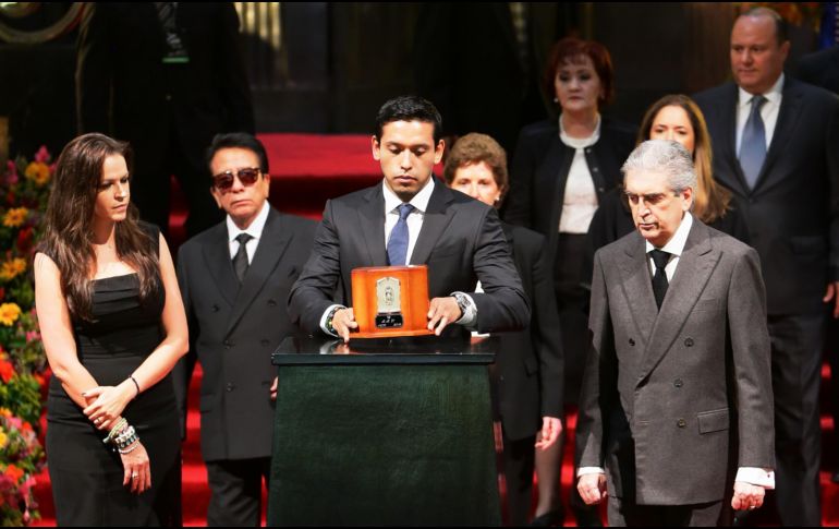 Iván Aguilera, hijo de Juan Gabriel, es el único heredero, esto luego de que Joao Aguilera Rosales impugnara la voluntad del intérprete. EFE / ARCHIVO