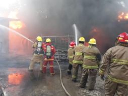 Al lugar acudió personal de Protección Civil con una pipa para sofocar el incendio, sin que se reportaran víctimas humanas y únicamente pérdidas materiales. TWITTER/LupitaJuarezH
