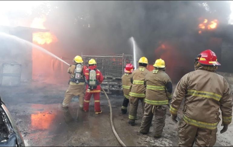 Al lugar acudió personal de Protección Civil con una pipa para sofocar el incendio, sin que se reportaran víctimas humanas y únicamente pérdidas materiales. TWITTER/LupitaJuarezH