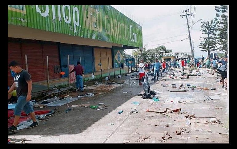Los inmigrantes ahora duermen afuera de un hospital tras el presunto ataque. TWITTER/@DiariodeCaracas