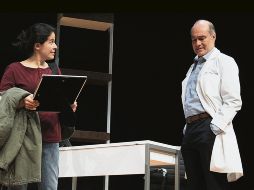 Arcelia Ramírez y Odiseo Bichir protagonizan el montaje dirigido por Diego del Río. TWITTER / @Osidesobichir