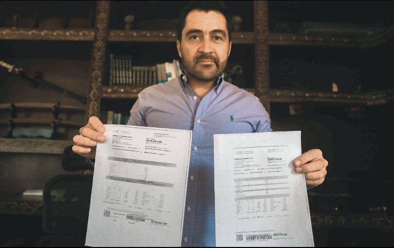 Miguel Monroy Díaz muestra los recibos donde se refleja el aumento de la tarifa eléctrica. EL INFORMADOR/G. Gallo