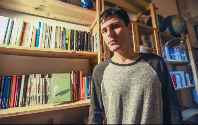 El autor presenta el libro de poesía “Musulmán”, editado por Mano Santa.