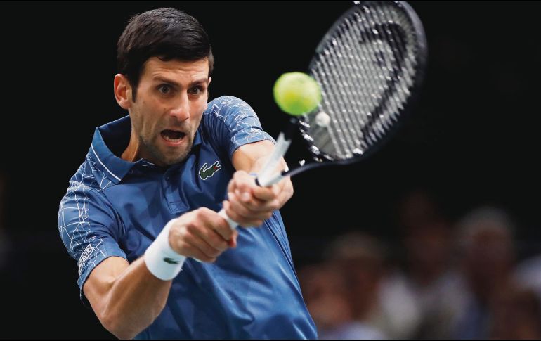 Novak Djokovic regresa una bola al portugués Joao Sousa, durante su partido de ayer en París. EFE