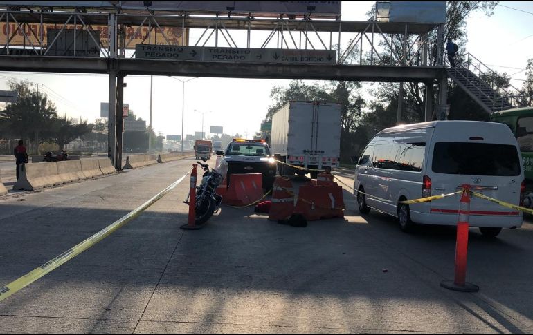 Aunque a las 04:40 horas paramédicos llegan a atender el reporte, no es sino hasta las 08:00 horas que una unidad de la Policía Vial llega al sitio y se hace cargo del servicio. ESPECIAL
