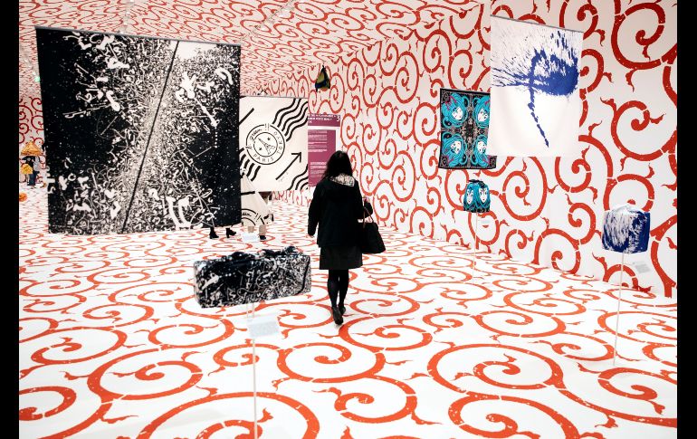 Una visitante contempla una instalación, obra del arquitecto japonés Tsuyoshi Tane, frente al Ayuntamiento de París. EFE / E. Laurent