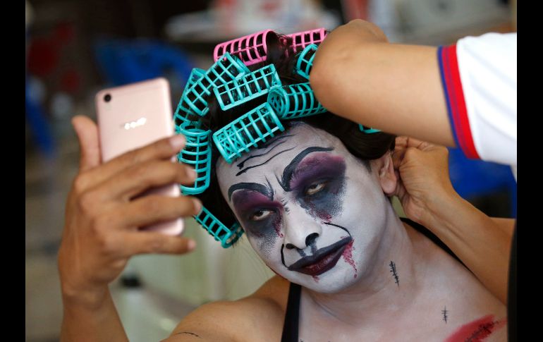 Un mujer prepara su disfraz de Halloween antes de acudir a una actividad organizada por la Cruz Roja Tailandesa en la que se invita a la gente a donar sangre. AP / S. Lalit
