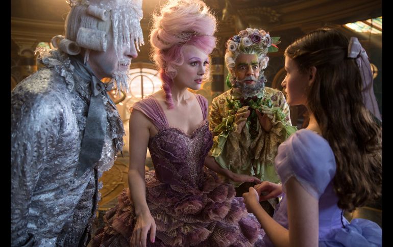 De derecha a izquierda, aparecen Richard E. Grant, Keira Knightley, Eugenio Derbez y Mackenzie Foy en una escena de la película 