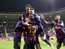Los jugadores del Barcelona celebran la anotación del Lenglet al 90+1'. EFE/Lavandeira Jr.
