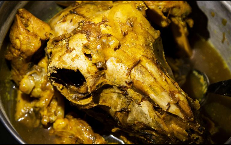 Kale Pache, platillo hecho con cabeza, patas y estómago de oveja. Es popular en Irán, Afganistán, Armenia e Iraq. Las cabezas y los cascos se mantienen en agua fría durante días y luego se hierven durante la noche para reducir el olor fuerte. AP/A. Barte