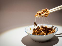 Un tazón de Natto, comida tradicional japonesa hecha de soja fermentada con Bacillus subtilis var, forma parte de los alimentos que puedes probar. AP/A. Barte