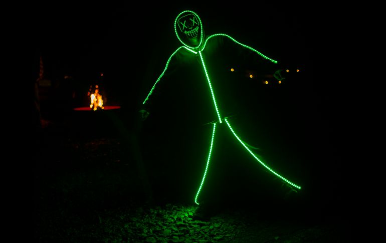 Este disfraz luminoso fue visto en la histórica ciudad de Clifton, Virginia, Estados Unidos. EFE / E. Lesser