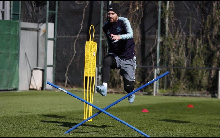 Tras la fractura en el radio, a Messi los médicos le diagnosticaron tres semanas de baja; sin embargo, el jugador practica con el conjunto desde ayer el miércoles. TWITTER / @FCBarcelona_es